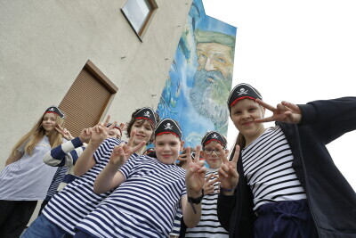 Mural z wizerunkiem słynnego podróżnika, śp. Aleksandra Doby