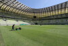 Na płycie boiska piłkarskiego Stadionu Energa kończy się układanie nowej murawy.