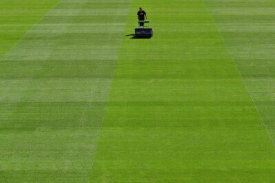 Na płycie boiska piłkarskiego Stadionu Energa kończy się układanie nowej murawy.