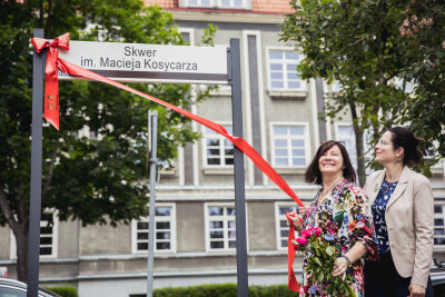 Odsłonięcie tablicy na skwerze im. Macieja Kosycarza
