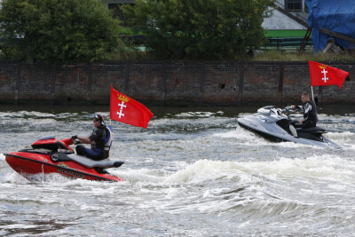 Parada skuterów wodnych na Motławie