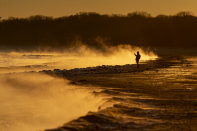 Parujące morze na plaży w Brzeźnie