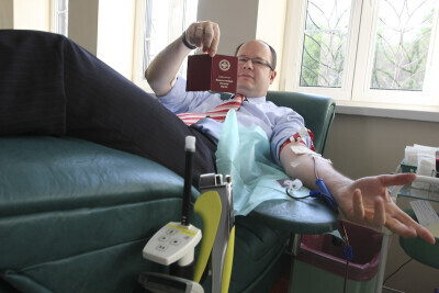 Paweł Adamowicz oddaje krew