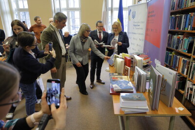 Pierwsza Dama Ukrainy Ołena Zełenska podarowała książki polskim bibliotekom
