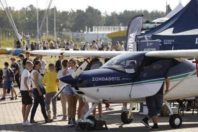 Piknik lotniczy dla młodzieży
