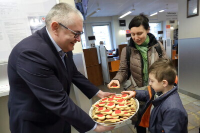 Piotr Kowalczuk  rozdaje walentynkowe ciasteczka