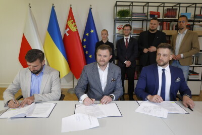 Podpisanie umowy na projekt buspasa na Spacerowej.