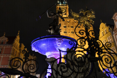 Podświetlone na fioletowo. Wiadukt w ciągu ul. Kościuszki - z okazji Światowego Dnia Raka Trzustki oraz Neptun z okazji Światowego Dnia Wcześniaka.