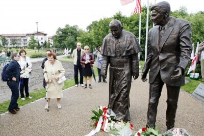Pomnik Jana Pawła II i Ronalda Reagana