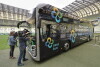 Prezentacja autobusu o napędzie wodorowym na stadionie Polsat Plus Arena.