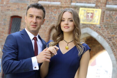 Prezentacja bursztynowej biżuterii dla pary książęcej