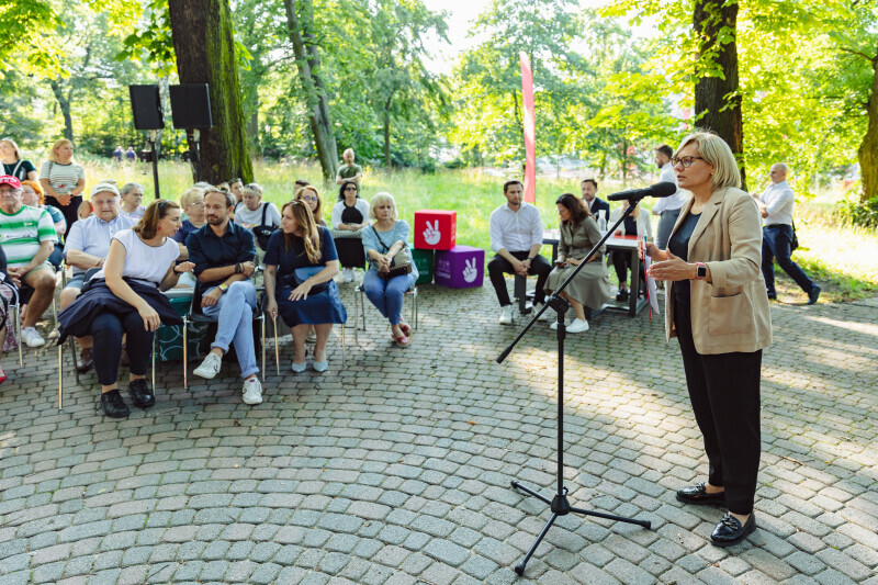 Zdjęcie Prezydent Gdańska z mieszkańcami Aniołek przy jednym stole 1
