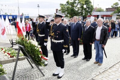 Prezydent Komorowski złożył wieniec przed Pomnikiem Poległych Stoczniowców