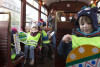 Przedszkolaki w świątecznym zabytkowym tramwaju