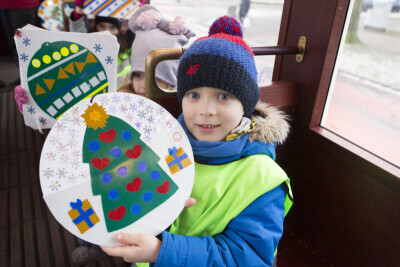 Przedszkolaki w świątecznym zabytkowym tramwaju