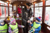 Przedszkolaki w świątecznym zabytkowym tramwaju