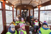 Przedszkolaki w świątecznym zabytkowym tramwaju