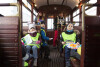 Przedszkolaki w świątecznym zabytkowym tramwaju