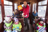 Przedszkolaki w świątecznym zabytkowym tramwaju
