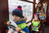 Przedszkolaki w świątecznym zabytkowym tramwaju
