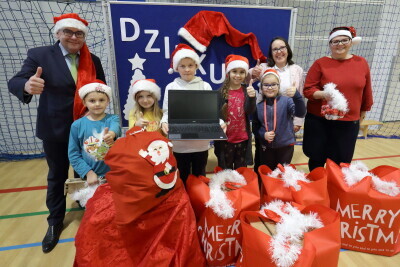 Przekazanie 30 laptopów dla uczniów