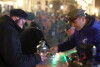 Przekazanie Betlejemskiego Światła Pokoju na Długim Targu.
