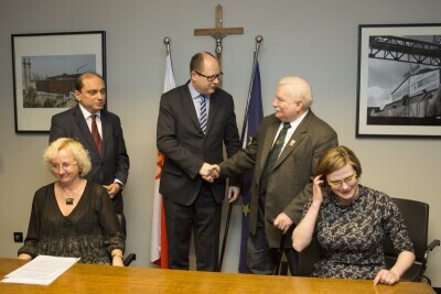 Przekazanie Lechowi Wałęsie biura w ECS