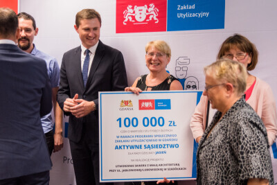 Przekazanie czeków w ramach Programu Społecznego „Aktywne Sąsiedztwo”