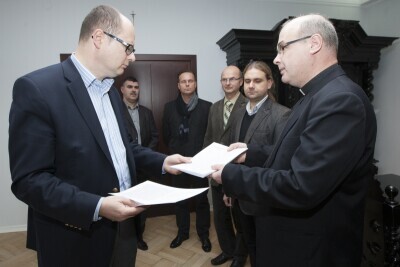 Przekazanie podpisów popierających budowę sanktuarium Jana Pawła II