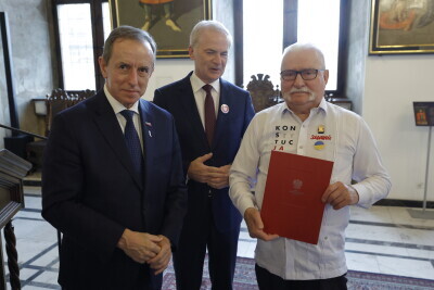 Przekazanie uchwały Senatu prezydentowi Lechowi Wałęsie