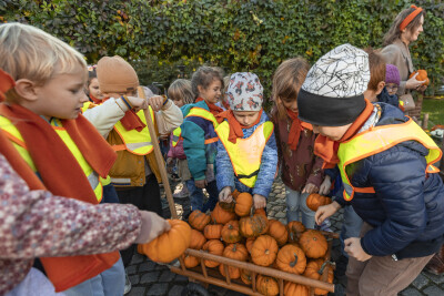 Przystrajanie Placu Kobzdeja dyniami