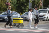 Robot Glovo na przejściu dla pieszych