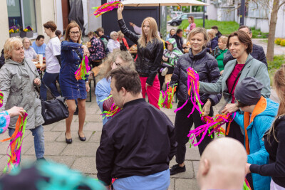 Rodzinny festyn z okazji obchodzonego w maju Dnia Godności Osób z Niepełnosprawnością Intelektualną