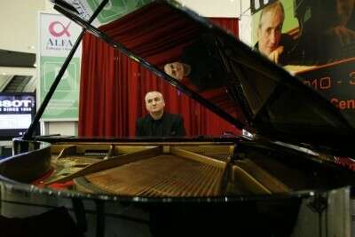 Romuald Koperski bije rekord Guinessa w grze na fortepianie