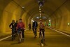 Rowerzyści w tunelu pod Martwą Wisłą