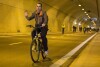 Rowerzyści w tunelu pod Martwą Wisłą