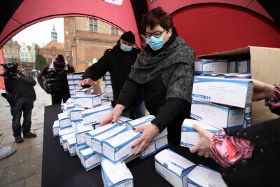 Rozdawanie bezpłatnych maseczek dla mieszkańców Gdańska