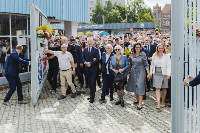 Rytuał otwarcia bramy z udziałem bohaterów Sierpnia'80