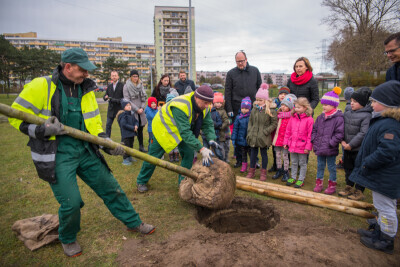 Sadzenie drzew z prezydentem Adamowiczem