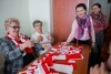Seniorzy przekazują szaliki i kotyliony na Święto Niepodległ