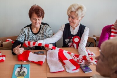 Seniorzy przekazują szaliki i kotyliony na Święto Niepodległ