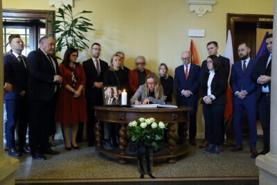 Składanie wpisów do księgi kondolencyjnej poświęconej pamięci Dawida Krupeja