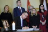 Składanie wpisów do księgi kondolencyjnej poświęconej pamięci Dawida Krupeja