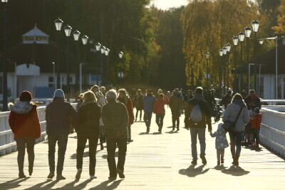 Słoneczna sobota, spacerowicze w Brzeźnie