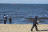 Spacerowicze na molo i na plaży w Brzeźnie