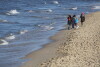 Spacerowicze na molo i na plaży w Brzeźnie