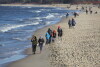 Spacerowicze na molo i na plaży w Brzeźnie