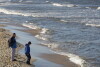 Spacerowicze na molo i na plaży w Brzeźnie
