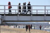 Spacerowicze na molo i na plaży w Brzeźnie