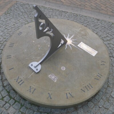 Sprawdź na zegarze słonecznym przy Wielkim Młynie